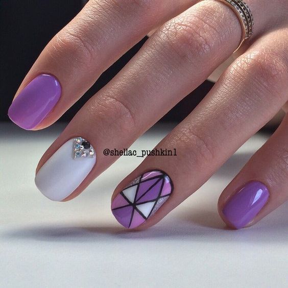 Фиолетовый маникюр геометрия