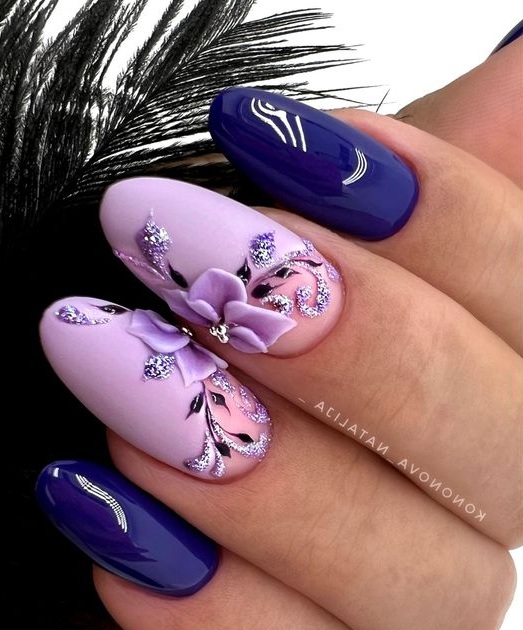 Фиолетовый маникюр с цветами