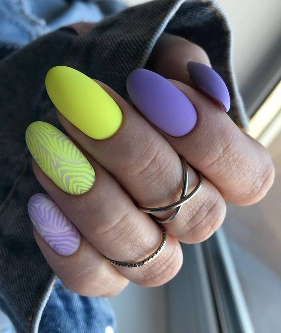 Двухцветный маникюр на разную длину ногтей