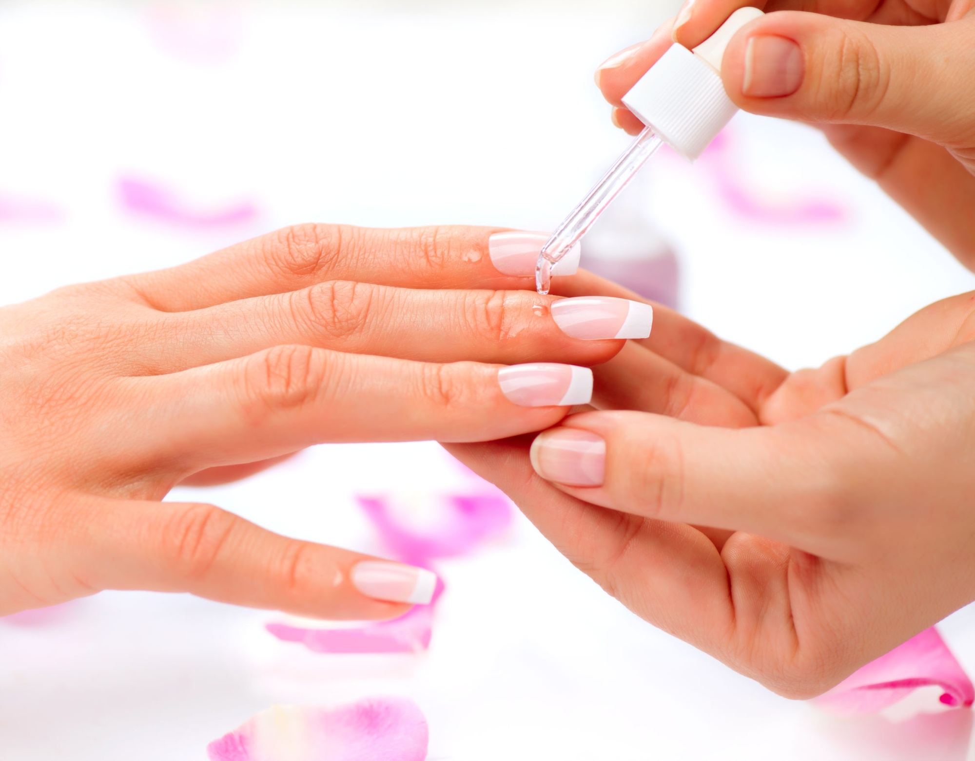 Увлажнение кожи вокруг ногтей с помощью крема или масла: