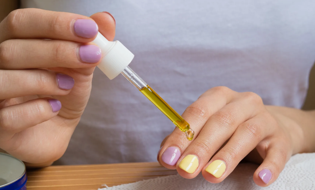 Увлажнение кожи вокруг ногтей с помощью крема или масла